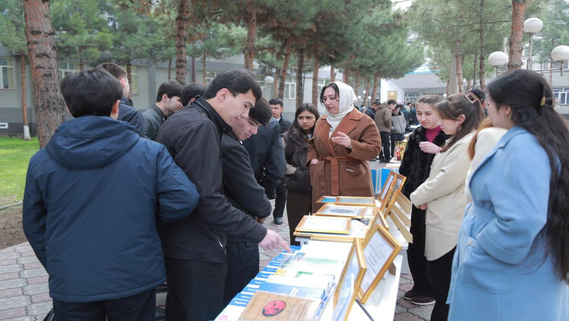 "РӮЗИ ДАРҲОИ КУШОД":  600 НАФАР ДОВТАЛАБОН БО ДАСТОВАРДҲОИ ДОНИШКАДА ОШНО ГАРДИДАНД