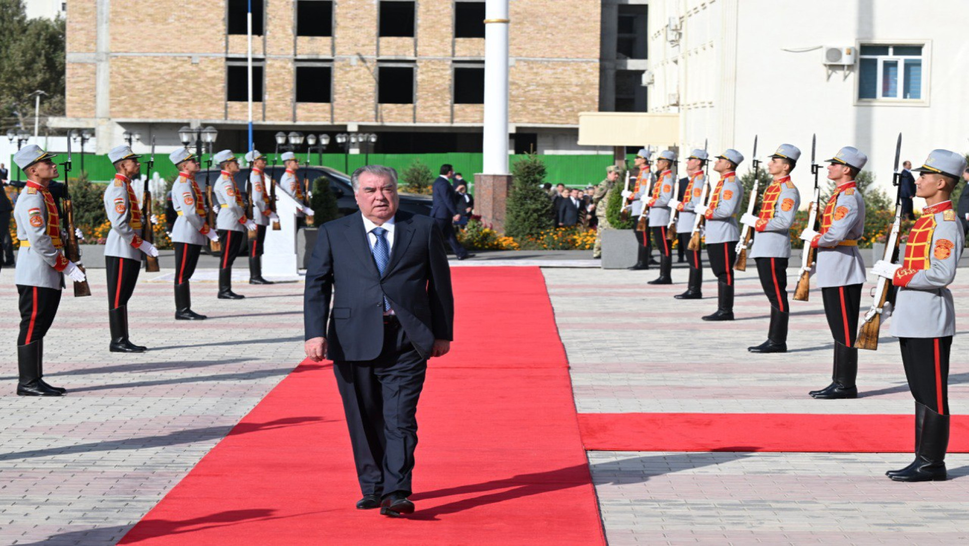 ПРЕЗИДЕНТ — КАФИЛИ СУЛҲ, СУБОТ ВА ВАҲДАТИ МИЛЛӢ