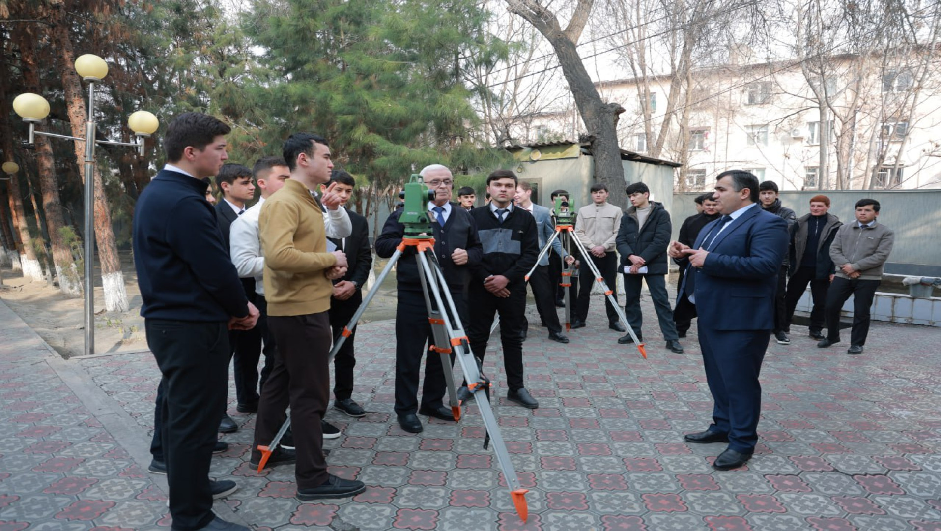 ИШТИРОКИ РОҲБАРИЯТИ ДОНИШКАДА БА ДАРСИ ГЕОДЕЗИЯИ МУҲАНДИСИИ КАФЕДРАИ СОХТМОН